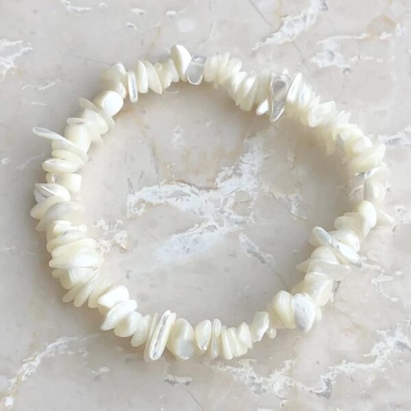 Pärlemor armband med chips – stenarmband i natursten