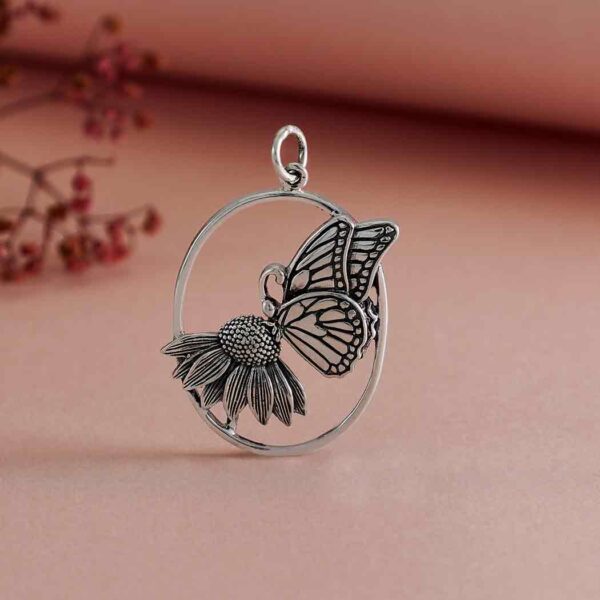 Fjäril på blomma silverhänge