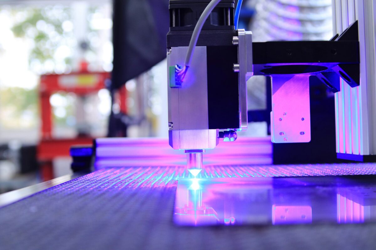 Lasergravering med laserhuvud i arbete