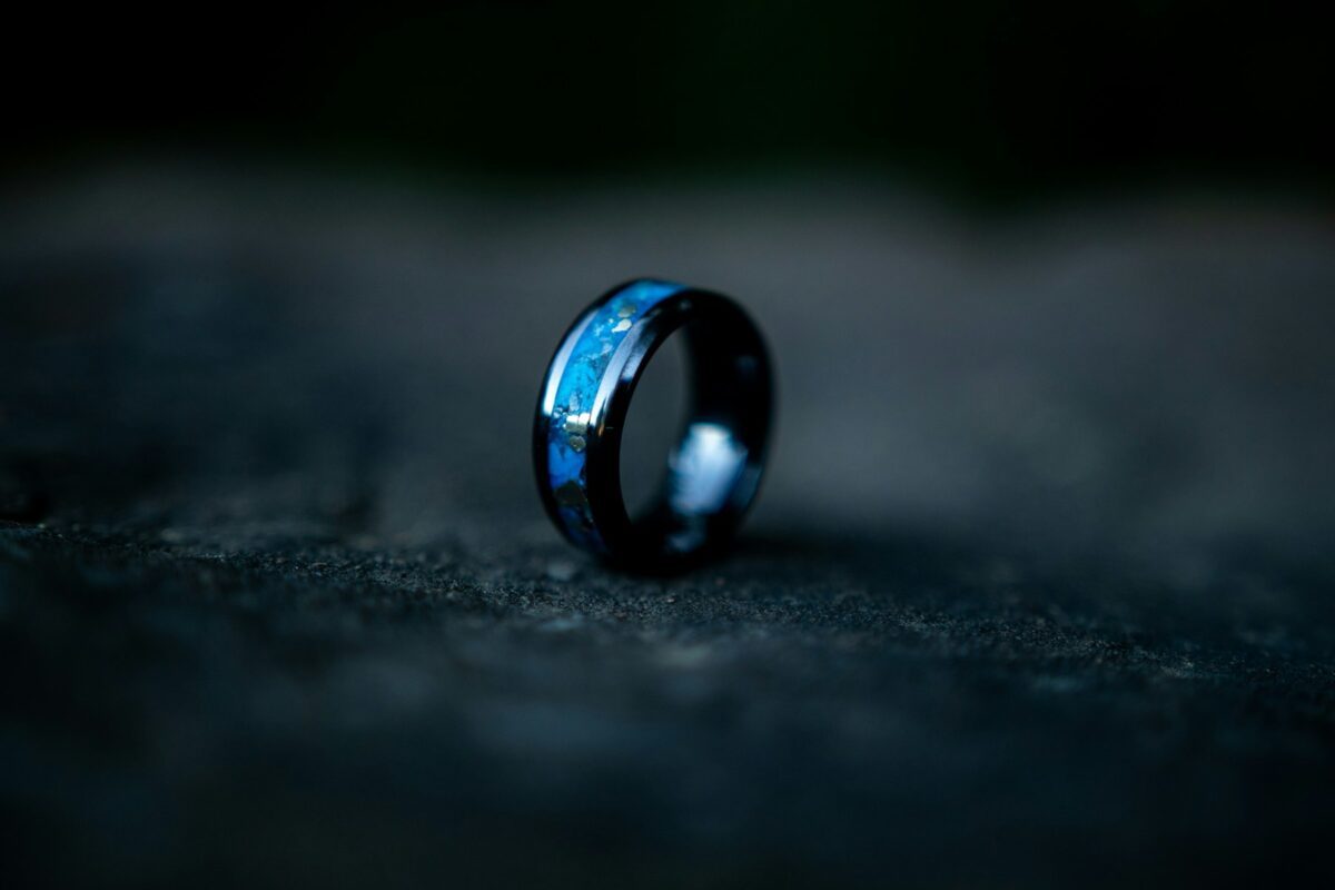 Svart ring med intarsia av opal